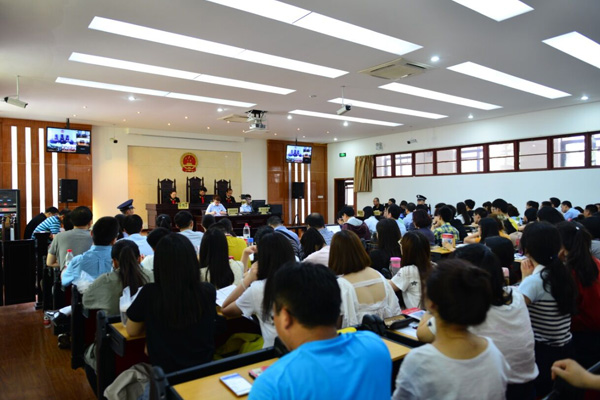 庭上分清是非 庭下调解成功
最高法六巡在西安交大开庭纪实 - 中华人民共和国最高人民法院