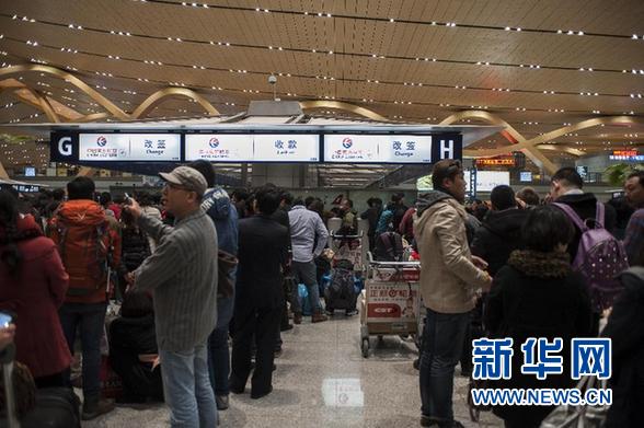 云南昆明机场：为何一再出现乘客大量滞留？