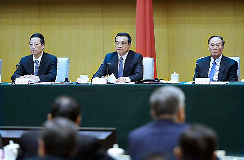 李克强强调：坚定不移惩治腐败、促政风转变