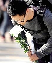 市民悼念昆明暴恐案遇难者：愿天堂再无暴力