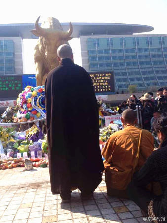 昆明暴恐案＂头七＂祭:市民到火车站广场祭奠遇难者