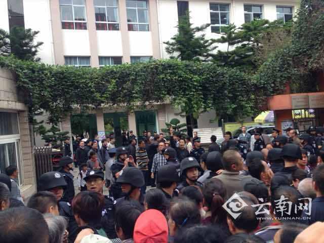 云南昆明一小学发生踩踏事件 受伤学生被送往医院