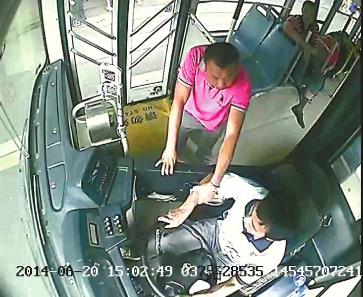 成都男子抓扯司机致公交撞树 被判危害公共安全罪