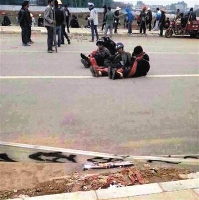 昆明征地冲突：村民称遭喷瓦斯被迫还手