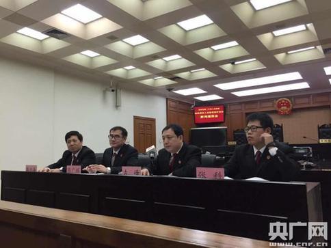 乘客玩手机不抓扶手摔伤 地铁被判承担40%责任